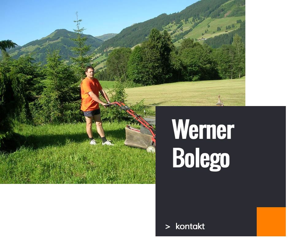 Werner Bolego beim Rasenmähen
