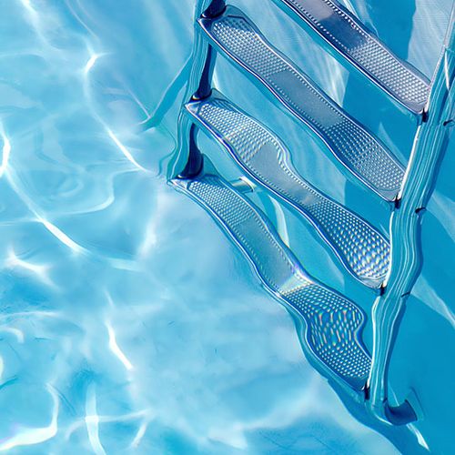 Schwimmbad reinigen lassen
